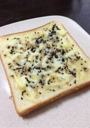 ごまたっぷり♪蜂蜜チーズトースト-レシピのメイン写真
