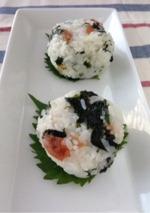 三陸わかめと蜂蜜梅のおにぎり-レシピのメイン写真