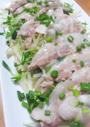 簡単☆豚ともやしと豆苗のレンジ蒸し-レシピのメイン写真
