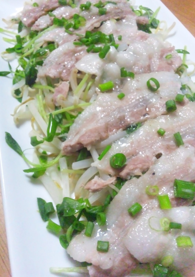 簡単☆豚ともやしと豆苗のレンジ蒸し-レシピのメイン写真