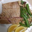 まぐろのサク切りフライパン焼・きのこ添え