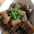 こんにゃくと牛スジ肉の味噌煮込み