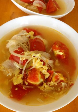 トマト、鶏ささみ、玉葱、卵のスープ-レシピのメイン写真