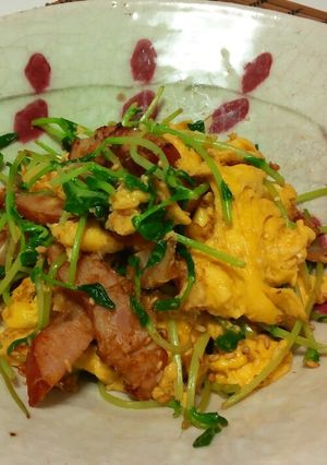 豆苗しゃっきり、卵ふんわりのベーコン炒め-レシピのメイン写真
