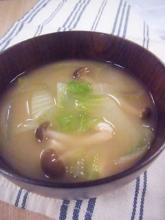 白菜と玉葱とシメジの味噌汁-レシピのメイン写真
