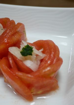 トマトと玉ねぎでお花サラダ-レシピのメイン写真