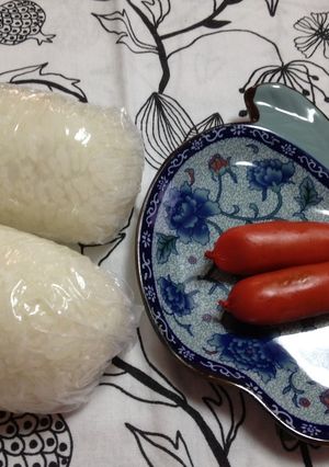 子ども大好き♡赤ウインナーおにぎり-レシピのメイン写真