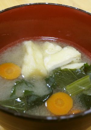 味噌汁(人参・玉葱・小松菜・油揚げ)-レシピのメイン写真