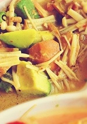 いなばのタイカレーでアボカド×オクラ炒め-レシピのメイン写真