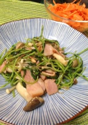 冷蔵庫の残り物で！豆苗ときのこのおつまみ-レシピのメイン写真