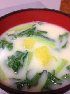 サツマイモと小松菜のミルク味噌汁-レシピのメイン写真