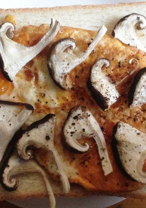 両面焼き卵トーストにチリソースと茸のせ-レシピのメイン写真