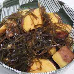 รูปของ サツマイモときざみ昆布煮