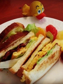 チーズオムレツとベーコンのサンドイッチ♪-レシピのメイン写真