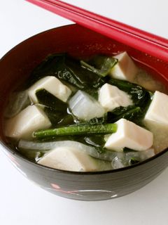 秋です。小松菜と玉ねぎと豆腐のみそ汁-レシピのメイン写真
