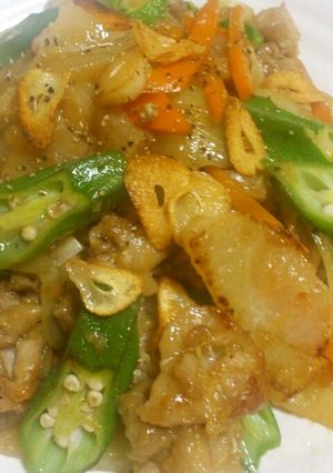 簡単♪かぶとおくらの豚肉生姜焼き炒め-レシピのメイン写真