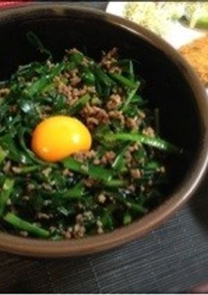 簡単★材料これだけでご飯が進むニラ挽肉丼-レシピのメイン写真