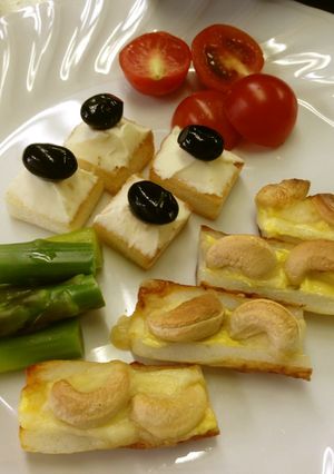 黒豆とチーズのカナッペ〈やよい会〉-レシピのメイン写真