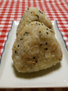 お弁当に♪ツナとごまのおにぎり-レシピのメイン写真
