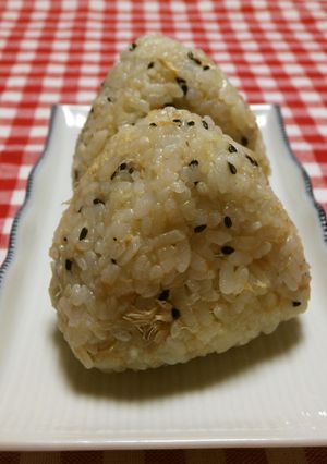 お弁当に♪ツナとごまのおにぎり-レシピのメイン写真