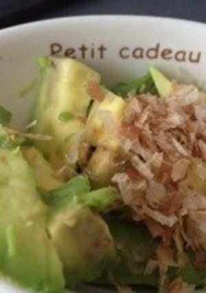 簡単ヘルシー！アボカドon鰹節-レシピのメイン写真