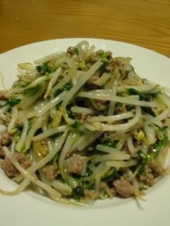 冷蔵庫掃除貧乏炒~セロリ葉もやし挽肉で-レシピのメイン写真