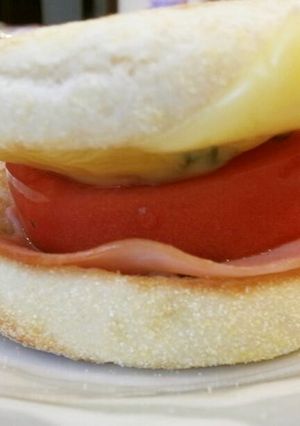 近所のパン屋で大人気！絶品マフィンサンド-レシピのメイン写真