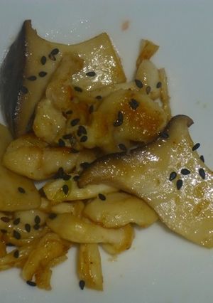 黒ごまとエリンギと鶏皮のソテー-レシピのメイン写真