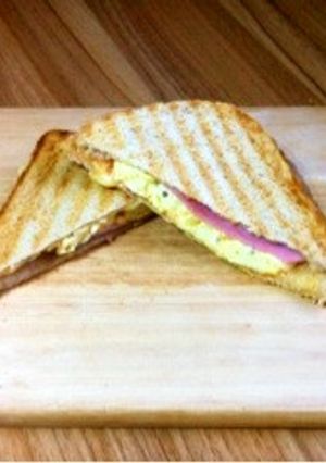 朝食に簡単満足スクランブルエッグパニーニ-レシピのメイン写真
