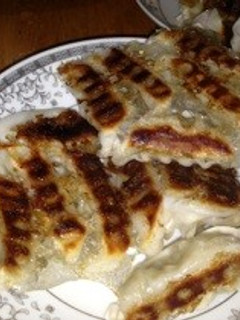 安い餃子もパリパリに美味しく食べれます!-レシピのメイン写真