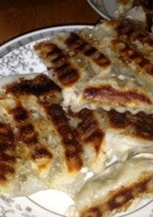 安い餃子もパリパリに美味しく食べれます！-レシピのメイン写真