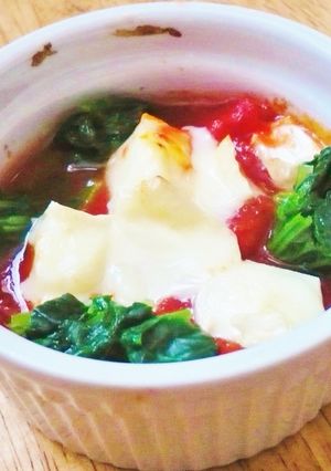 トマトとほうれん草のお手軽ココットカマン-レシピのメイン写真