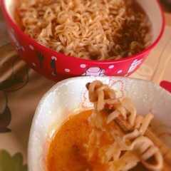 รูปของ チキンラーメンアレンジ ピリ辛卵つけ麺！