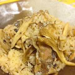 รูปของ 水煮缶で☆サバと舞茸の炊き込みご飯