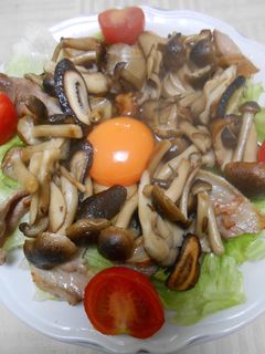 豚小間肉ときのこ炒めに卵のせ-レシピのメイン写真