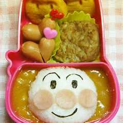 รูปของ 園児のお弁当に☆アンパンマンカレー