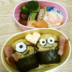 รูปของ キャラ弁★ミニオンのおにぎり★のりたま味