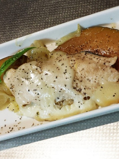 フライパンひとつでチーズのせ鮭の野菜蒸し-レシピのメイン写真