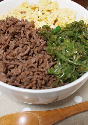 我が家の三色丼は、卵！そぼろ！ピーマン！-レシピのメイン写真