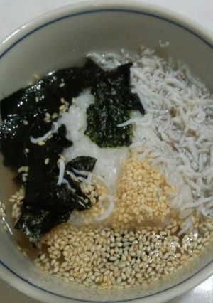 梅しらす茶漬け♪コンビニおにぎりで-レシピのメイン写真