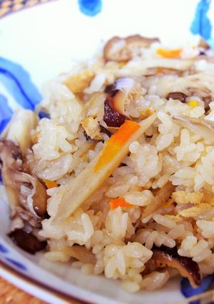 鶏味塩 de 鶏とキノコの炊き込みご飯-レシピのメイン写真