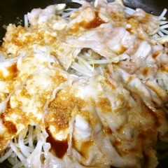 รูปของ 豚ともやしとしめじの蒸し焼き