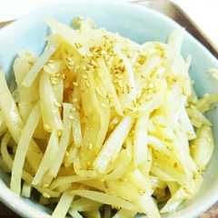 รูปของ 炒めて作る簡単じゃがいもナムル