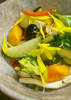 簡単おしゃれ　柿と野菜のマリネ　菊花添え-レシピのメイン写真