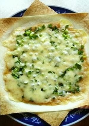 春巻きの皮でパリパリネギ味噌ピザ♪-レシピのメイン写真