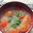 野菜ソムリエの、パセリとトマトのみそ汁。