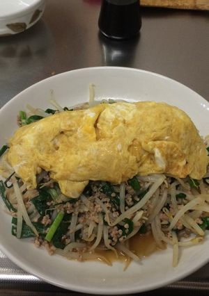 にらもやし炒め　ふわトロたまごを載せて-レシピのメイン写真