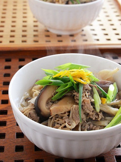 冷凍うどんで本格的、牛きのこ汁かけうどん-レシピのメイン写真