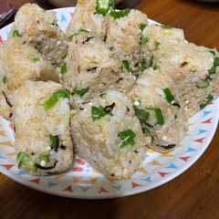 รูปของ オクラとツナ塩昆布おかかおにぎり
