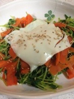 豆苗と人参のチーズ温サラダ-レシピのメイン写真
